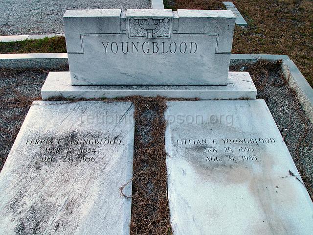 DSC01856.JPG - gravesite of Ferris Ferman Youngblood and Lillian Flanders Youngblood