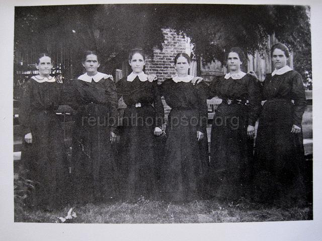 reubinthompson_org_91.jpg - The daughters of Allen Thompson and Catherine Kitchens Thompson. From left to right, they are: Jane, Elizabeth, Mary, Ann, Julia and Nancy,